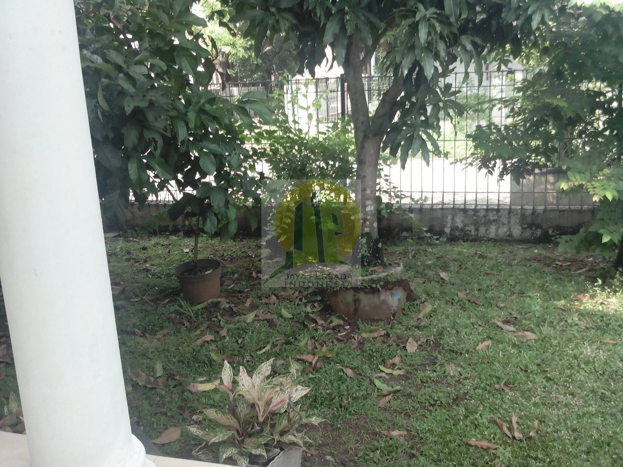 Taman depan rumah dijual di ciledug.jpg
