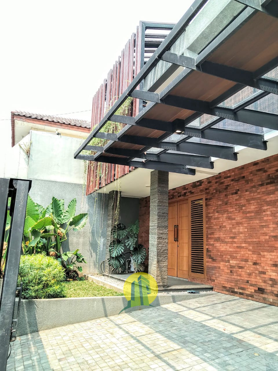 Rumah Modern Tropis Private Pool Spesifikasi Mewah di Cipete Jakarta Selatan-front view