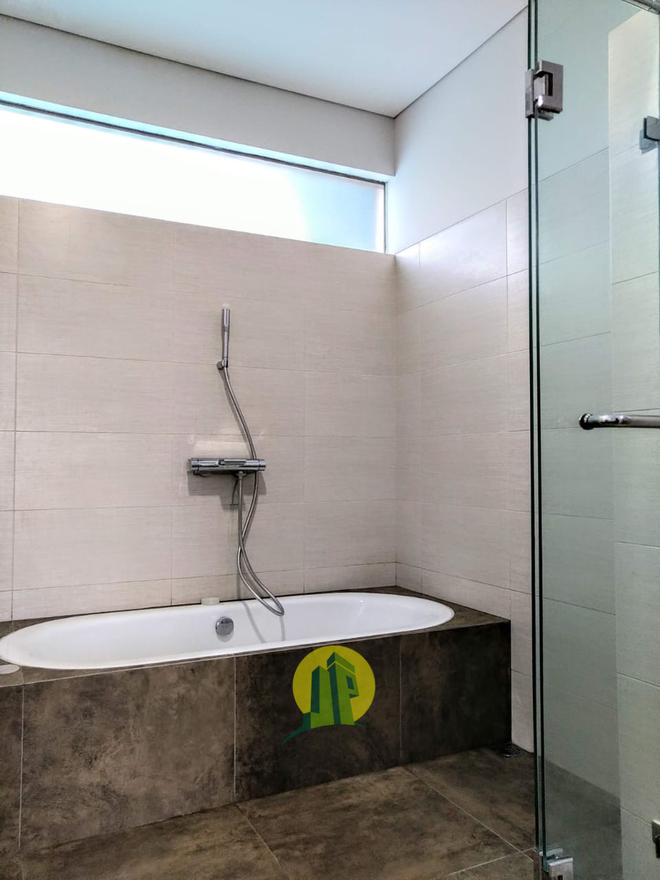 Rumah Modern Tropis Private Pool Spesifikasi Mewah di Cipete Jakarta Selatan-master bathroom