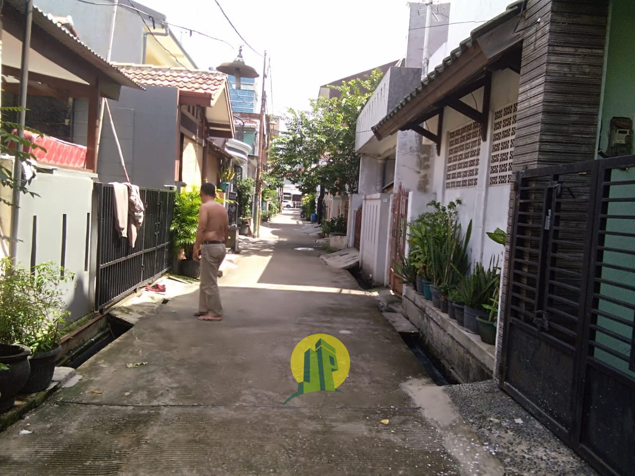 Jalan depan rumah Rumah Second Strategis di Kota Bekasi