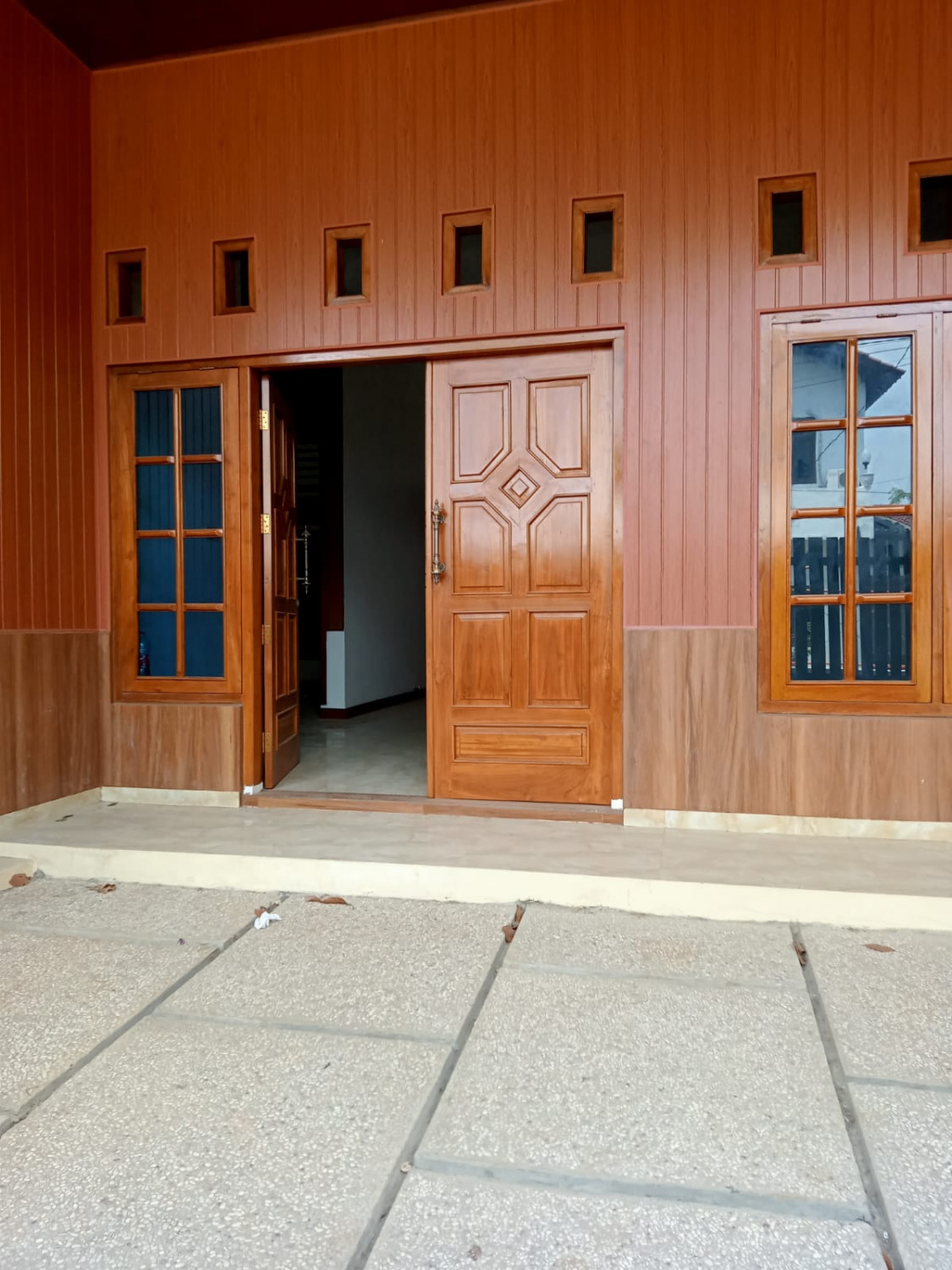 pintu dpn rumah baru mewah di mustika jaya.jpeg
