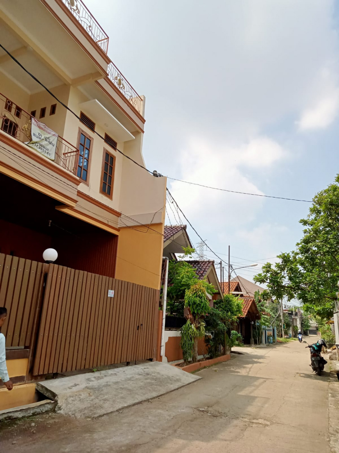 row jalan depan rmh mewah baru.jpeg