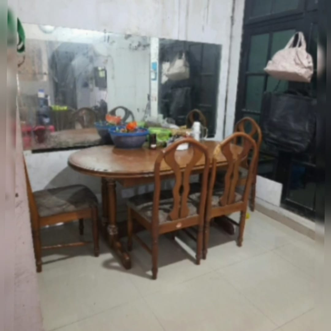 ruang makan rmh second 3kt di pekayon.jpeg