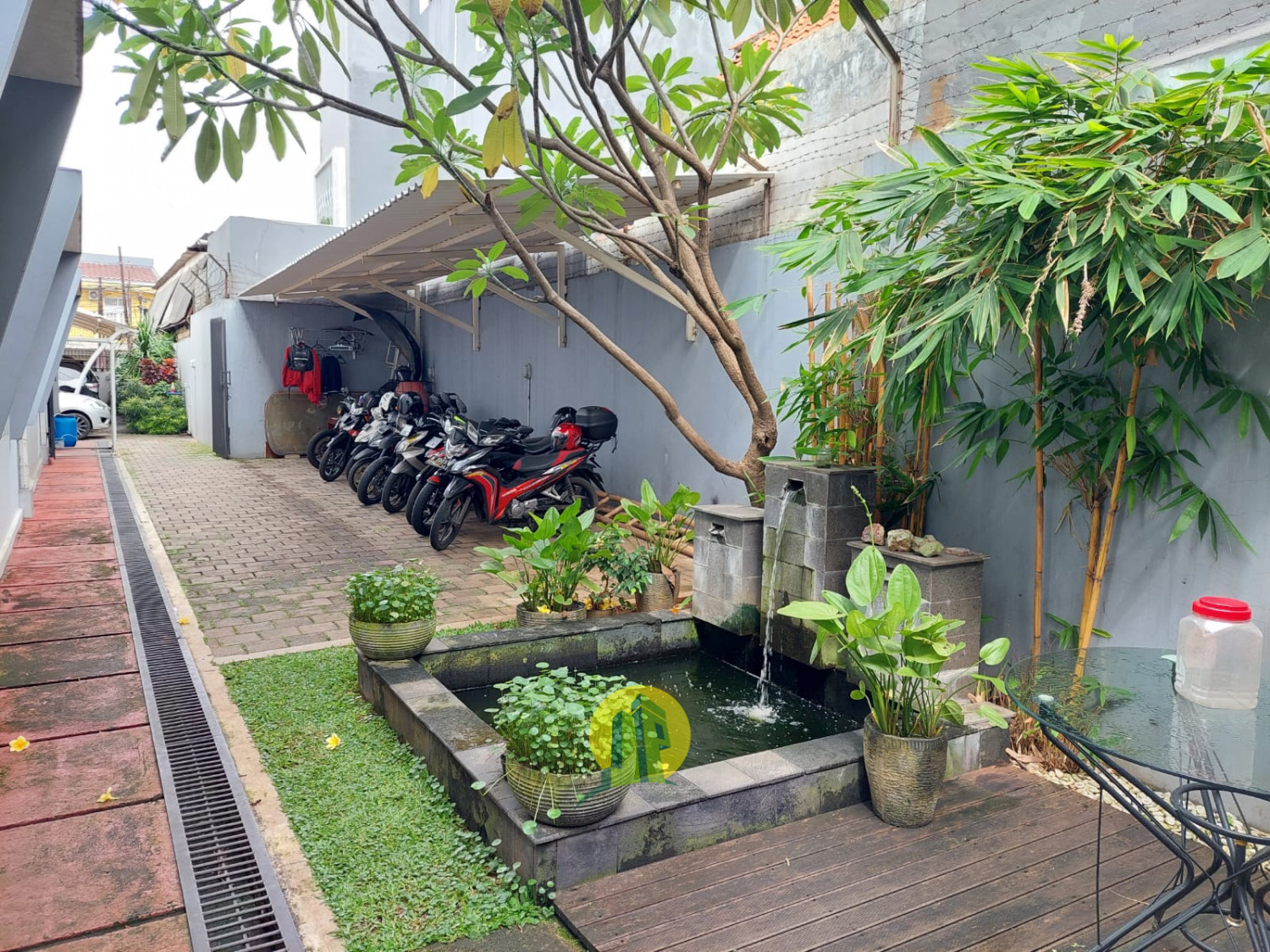 tempat parkir motor gedung kantor siap pakai TB Simatupang Jakarta Selatan