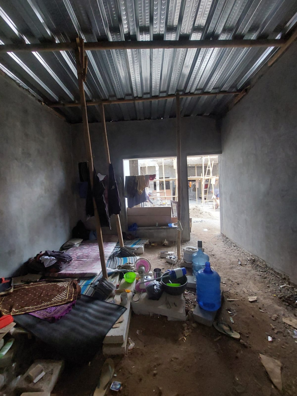 ruang tamu rmh murah konsep bali tropis di jatirasa.jpeg