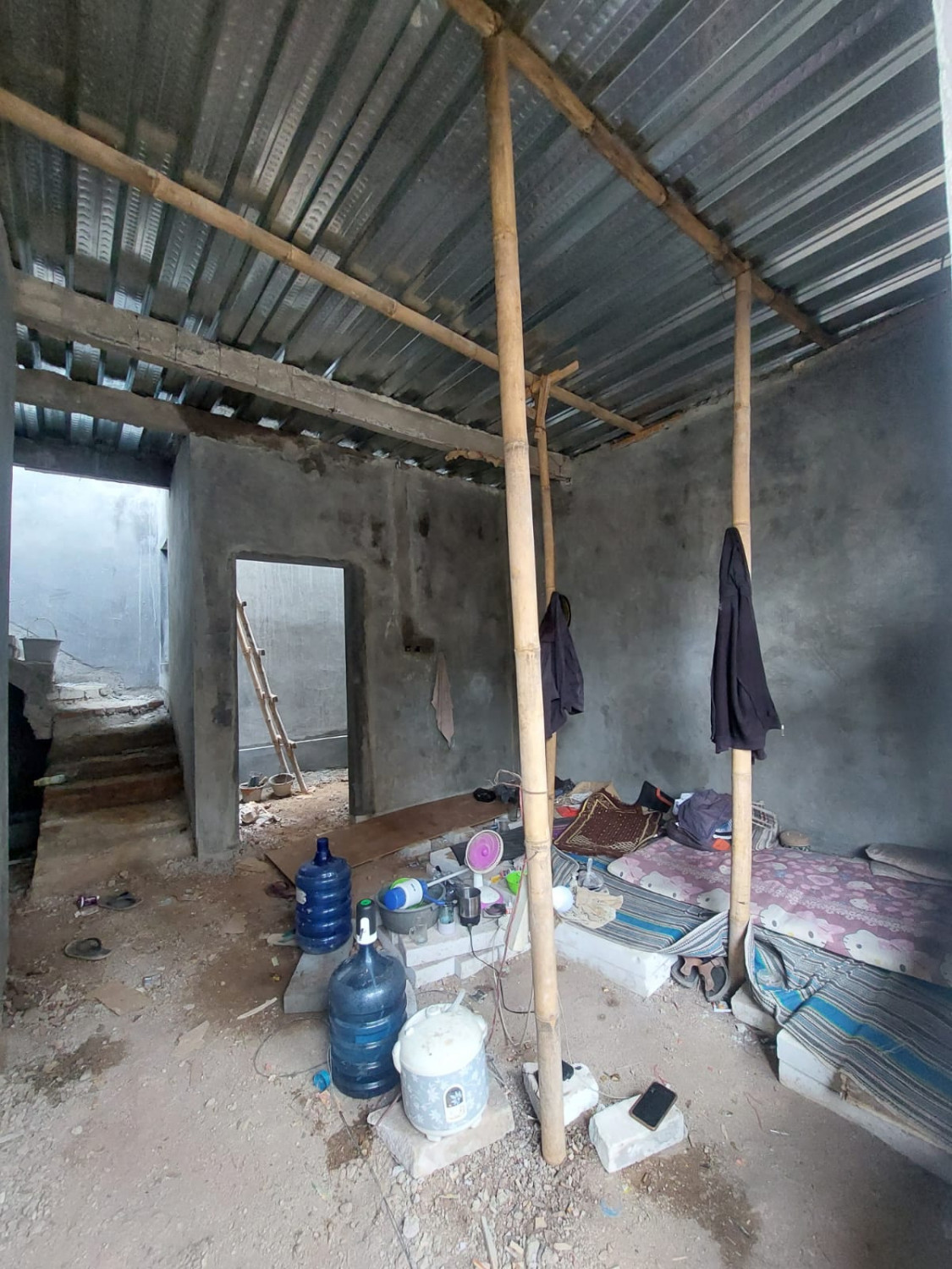 tangga rmh murah konsep bali tropis di jatirasa.jpeg