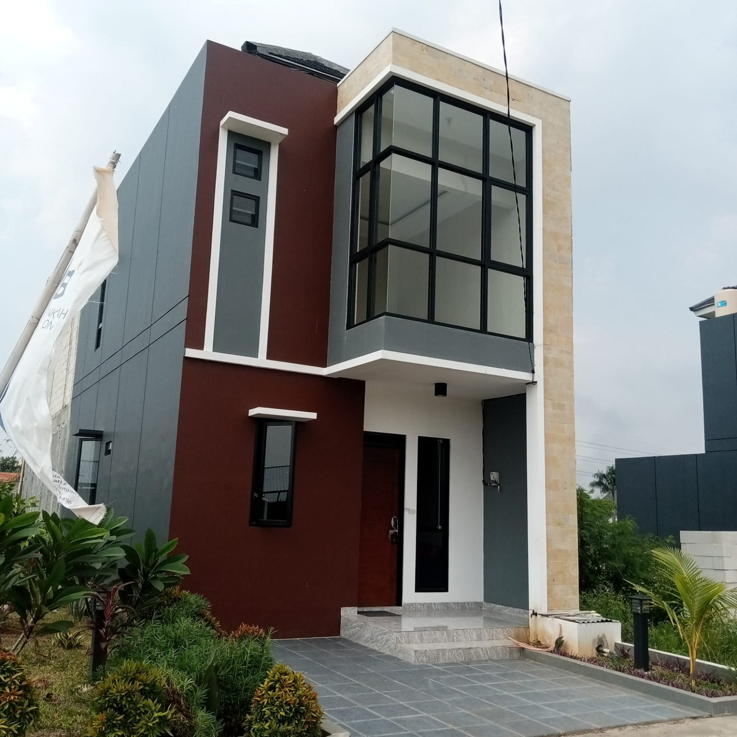 tampak dpn rmh minimalis tropis modern smartlock sistem di jakamulya.jpeg