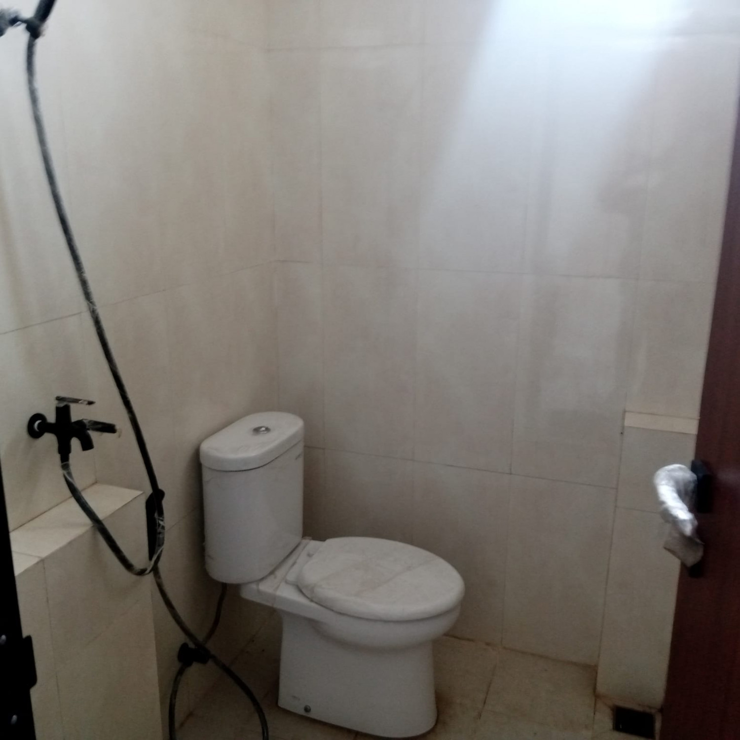 toilet rmh minimalis tropis modern smartlock di jakamulya.jpeg