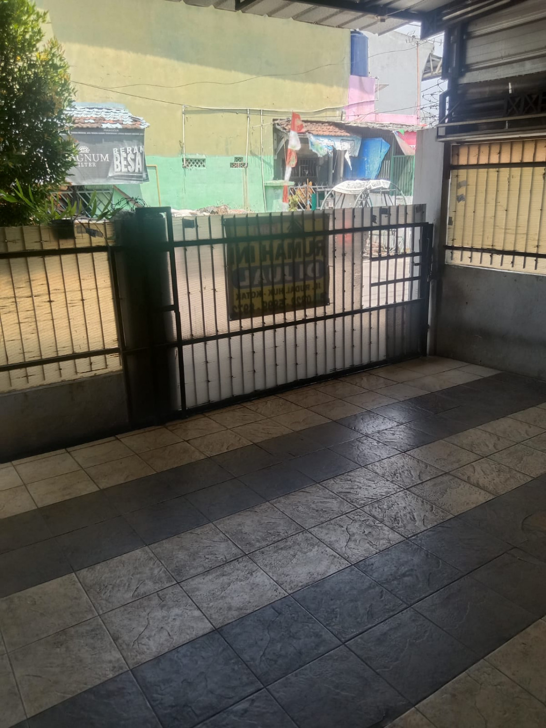 pintu pagar dijual rumah hook BU di aren jaya bekasi timur.jpeg